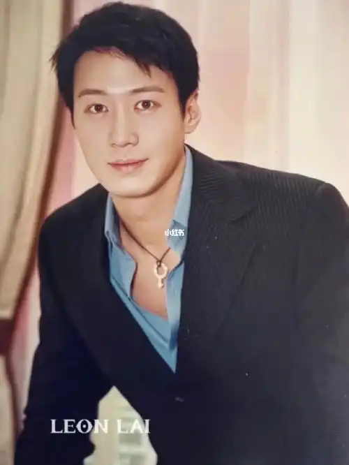 黎明生于北京,长在香港,求学英国,祖籍广东梅县,父亲是印尼华侨,于60