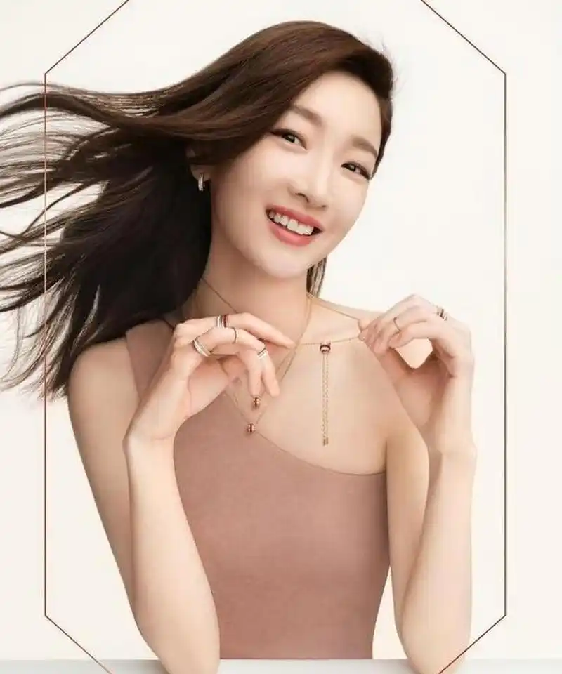 周冬雨在七夕佳节拍摄的广告大片在网上曝光,身穿裸色紧身衣展示完美