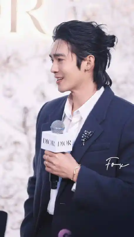 于适yosh超话最近都在发寸头小适适,有谁怀念长发了?英俊王子style!