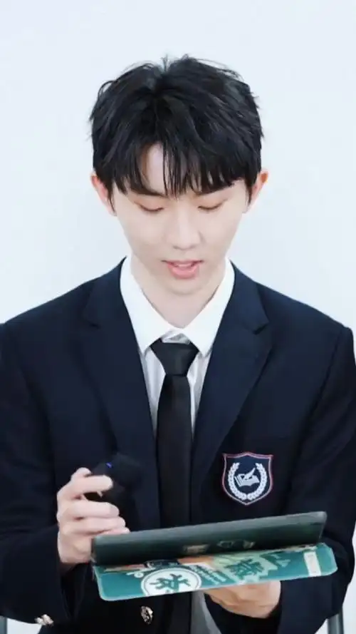 时代少年团荣耀出题官#好喜欢看马嘉祺穿校服的样子乖乖学长～94