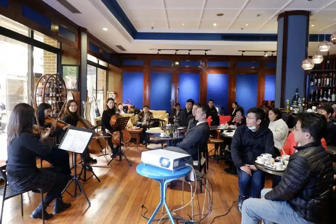 龙柏饭店咖啡厅里的这场"小型红色音乐会",创意新效果好!
