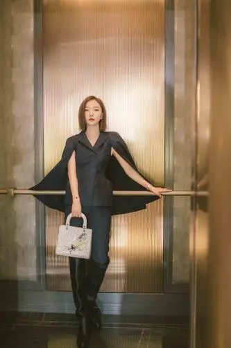 王珞丹出席活动 上演酷帅西装杀