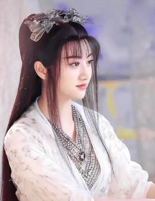 景甜饰演的千媚有着女子的柔美,也有女子的勇敢.