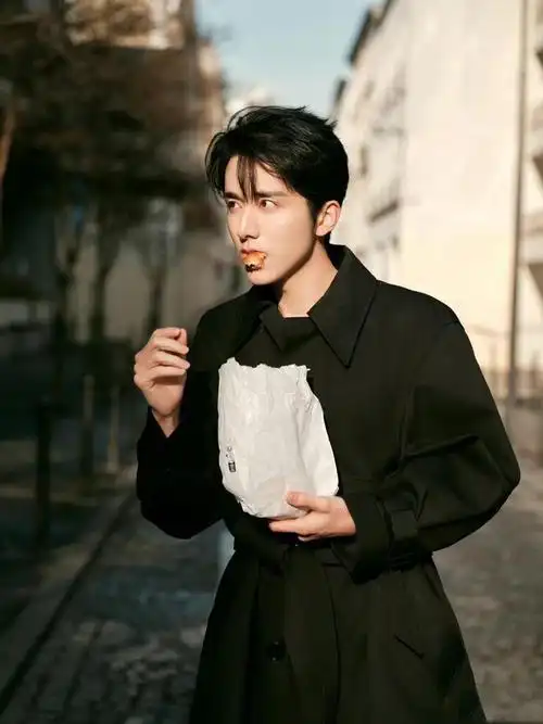 张新成巴黎时装周ami看秀造型,行走在塞纳河畔的帅气公子