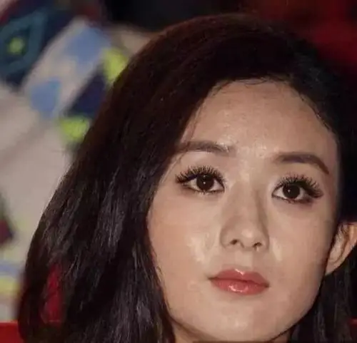 严重,长闭口,黑头不可避免 在圈内化妆师经常开玩笑说,女明星的皮肤