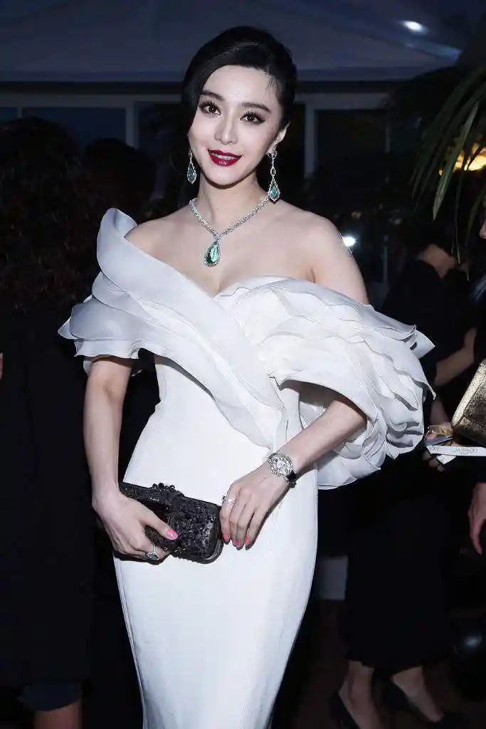 范冰冰真敢穿这条透视银丝裙将好身材穿出来尽显性感