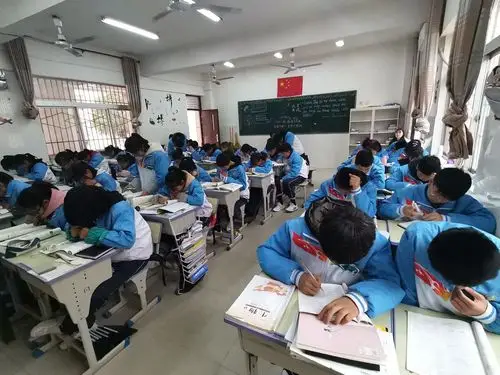 下课了,看着学生由于收获了知识而透出的满足的眼神,赵老师也开心地笑