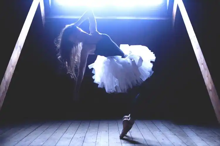 女孩芭蕾舞4k壁纸