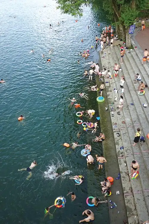8月4日下午6时许,带上救生装备,不少市民来到浏阳河六桥下的游泳基地