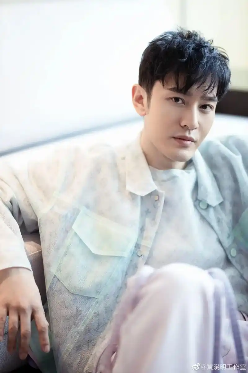 转眼之间,我们的黄教主(黄晓明)已经快要46岁了.乍一看确实 - 抖音