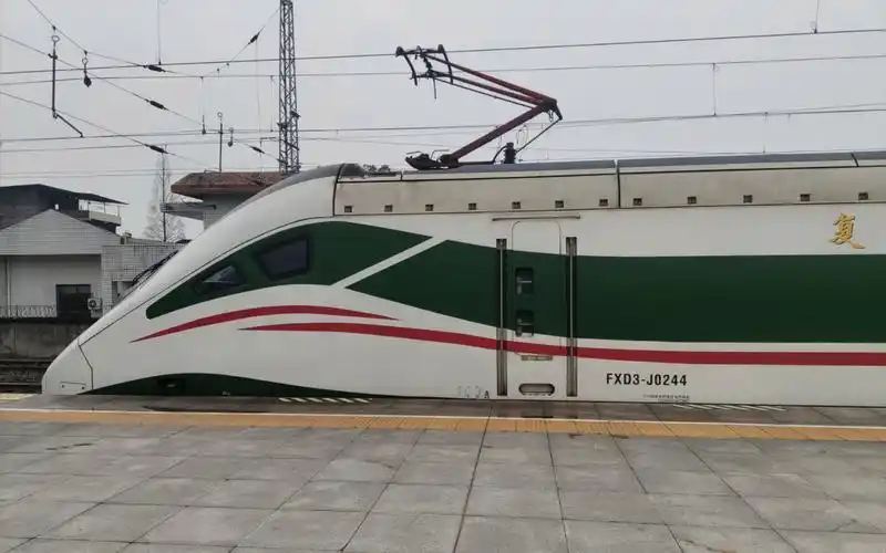 成局cr200j3-c ad钙动力集中式动车组广安南站进站