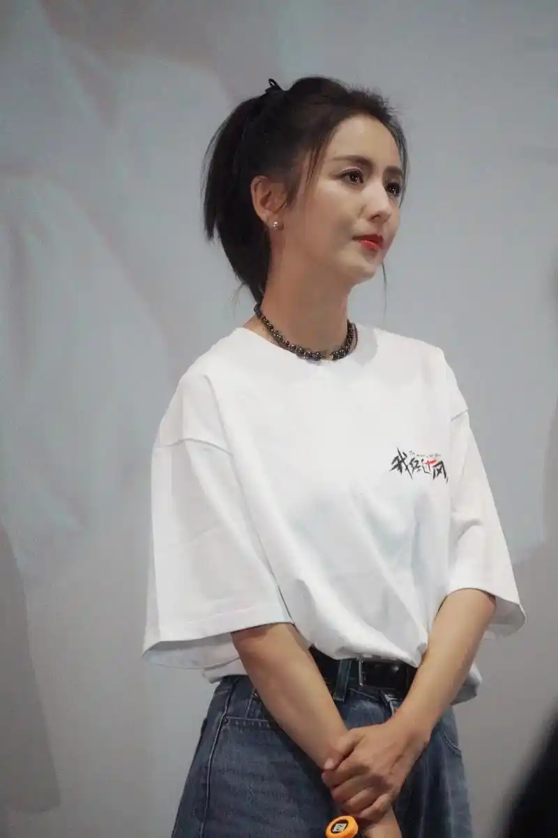 我经过风暴成都路演佟丽娅.本人又白又瘦超级精致,太漂亮了 - 抖音