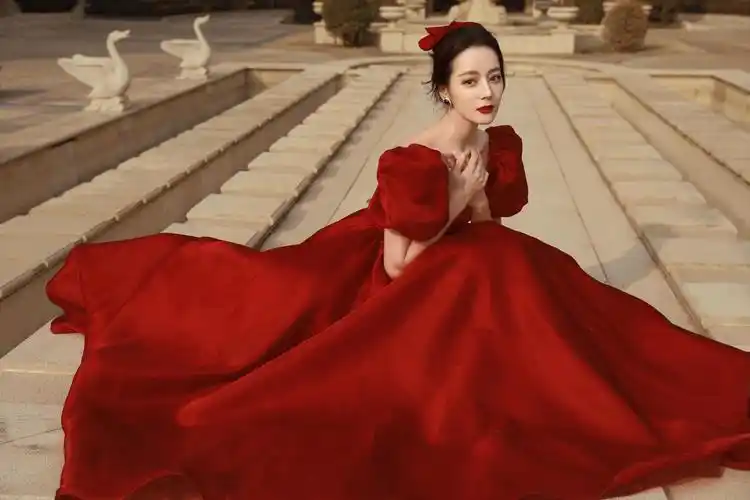 迪丽热巴,红裙在逃公主
