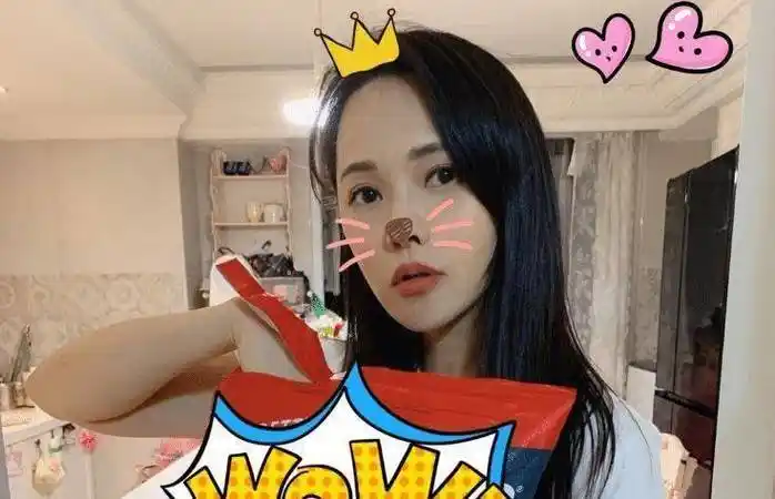 伊能静晒小米粒近照,完美驾驭红配绿装扮,颜值越来越好看_洋娃娃_评论