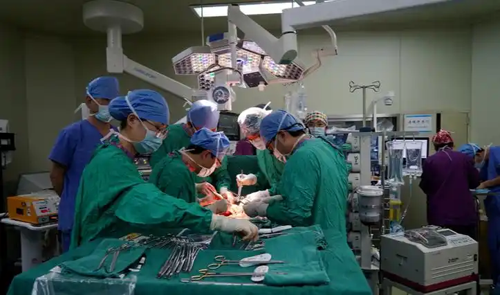 一台手术,三位主刀,八个小时,华西又完成一个"全国"|_