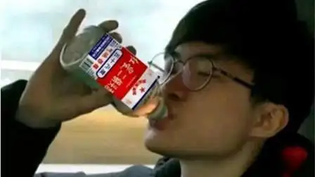 faker"吨吨吨"喝酒表情包的出处,苦酒入喉心作痛