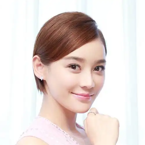 丸子头嫩唇色 袁姗姗的减龄高招真不少!