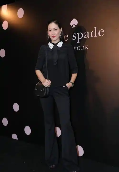 原创任达华妻子气质太好了身穿黑色长裤秀二八身材中分披发有气场