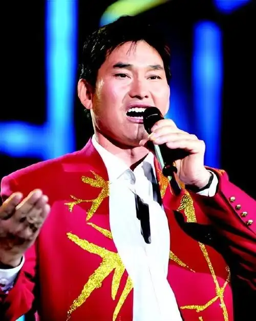 回顾歌手云飞放弃家庭去支教成名后与妻子离婚今娶古典女神