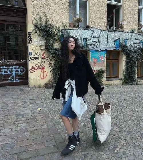 韩国时尚博主穿搭,特别心水这种舒适休闲的穿搭,随性自然的拍照风格