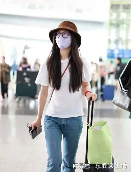 街拍赵今麦白t恤牛仔裤白色运动鞋渔夫帽黑框眼镜轻松自在