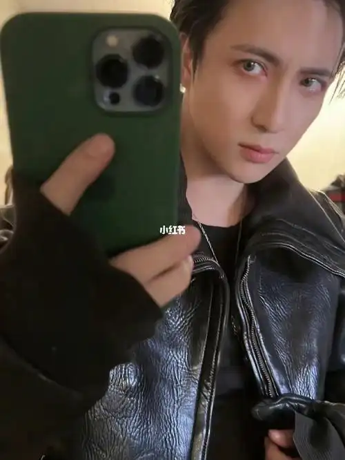 薛之谦微博自拍照