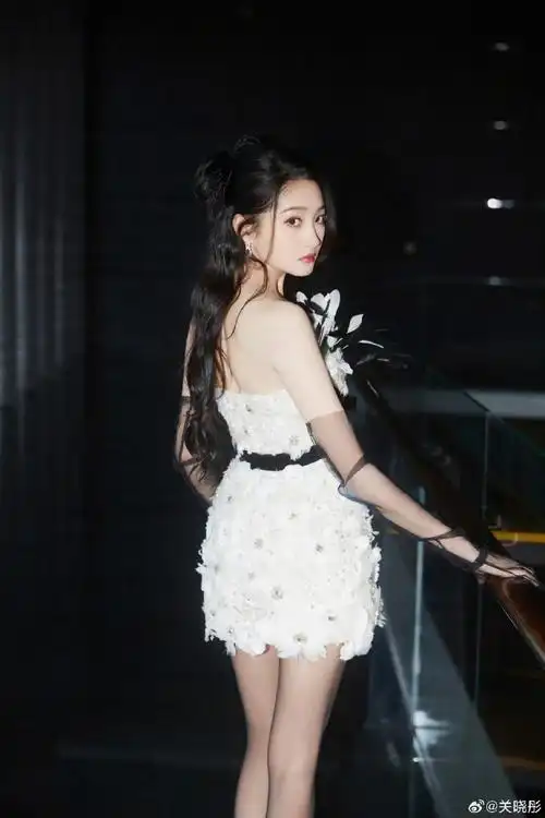 关晓彤双11最新活动造型9615晓彤身穿黑白羽毛短裙配黑纱手套,好