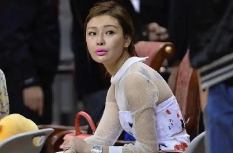 杜锋年薪比朱总还高妻子还是冠军女儿40亿老板娘选对人了