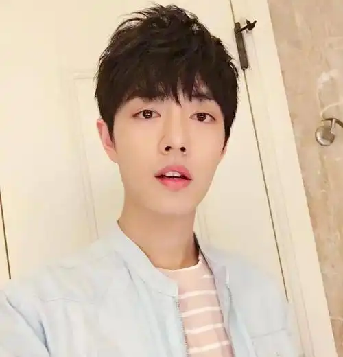 微信头像肖战自拍二