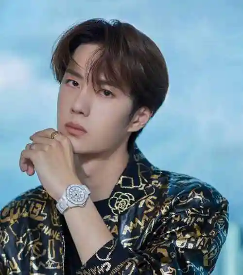 王一博和黄明昊都爱"中分"发型,一个帅气一个优雅,魅力十足