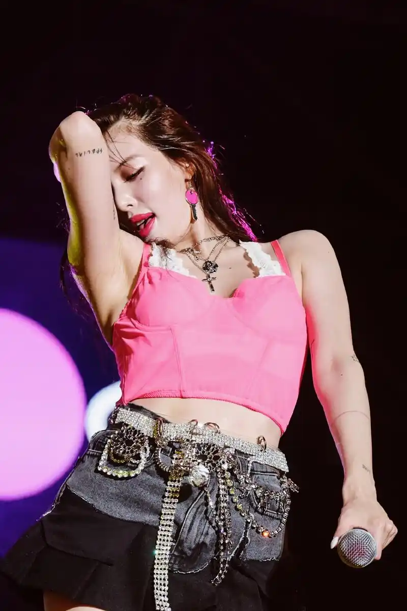 金泫雅演出不慎走光穿粉色吊带露出肩带回应丰唇传闻露真性情