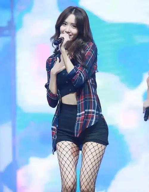 少女时代的林允儿喜欢穿西装还是长裙?留短发还是长发?