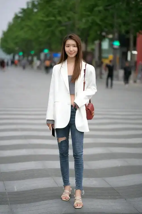 紧身破洞牛仔裤 怎么穿才好看?8套穿搭示范给你看-爱读书