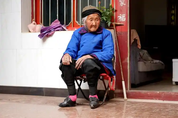 小脚老太.(94岁)