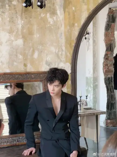 王安宇深v真空西装