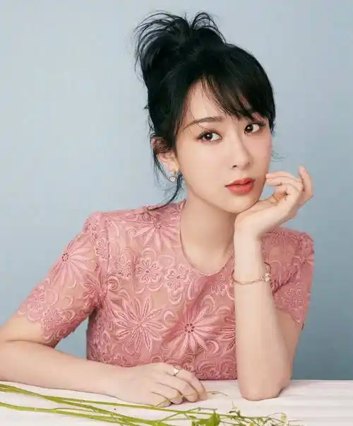 原创童星杨紫跻身一线粉色连衣裙穿出少女感肤白貌美大长腿