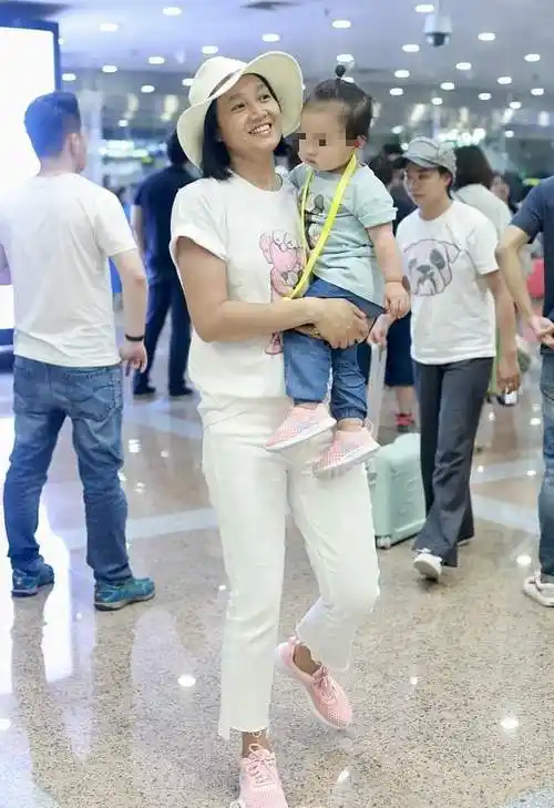 朱丹二胎儿子真容曝光小脸肉嘟嘟似周一围小小丹贴心喂食弟弟