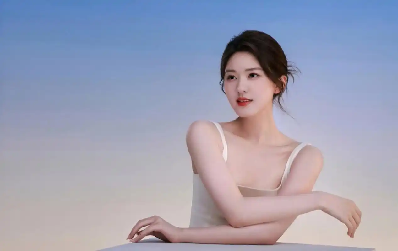 甜美可爱,俏皮灵动的#赵露思# 一袭白色吊带连衣裙,丰满傲人的事业线