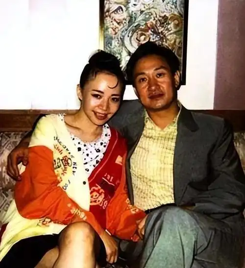 宋丹丹与三婚老公同框68岁富豪老公高大帅气真嫁对人了