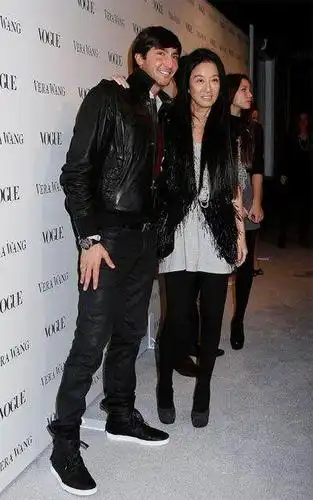 68岁华裔女富豪与32岁体坛小男友现状!女方下垂严重,男苦不堪言