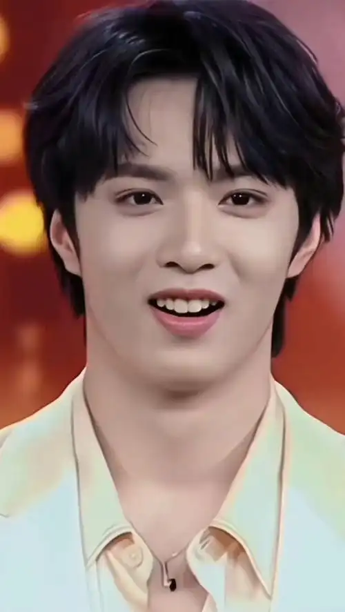 就喜欢这种没有嘴角的笑啦!刘耀文