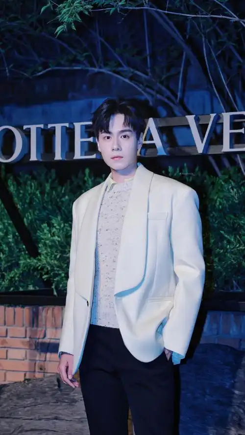 bv北京时装秀##胡一天洋甘菊色西装