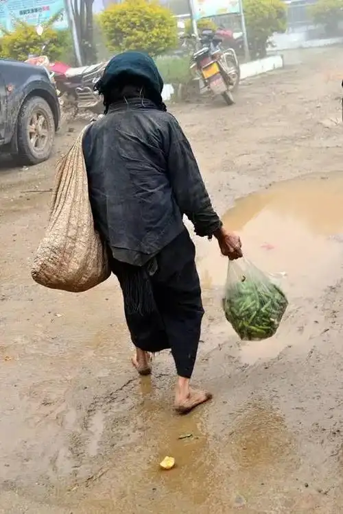 给件你不穿了的冬衣,或者鞋子,或者食物,或者别的什么……老人这样的