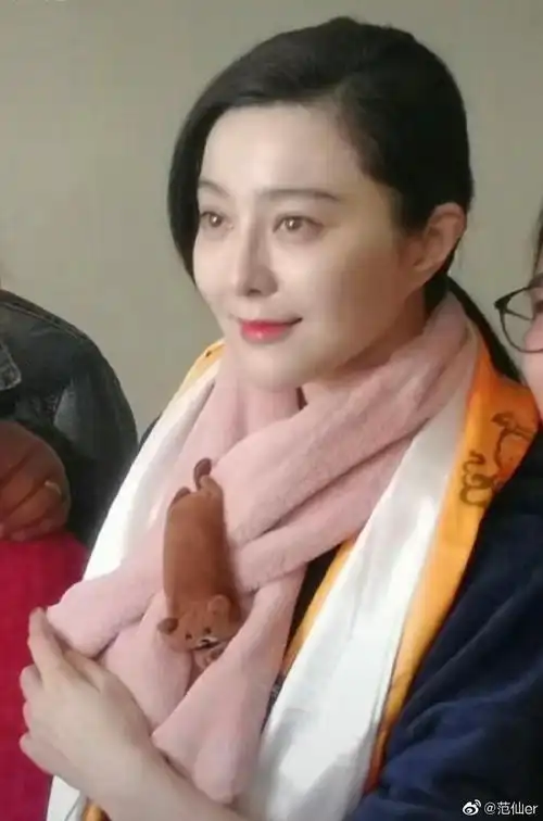 喷完一地鼻血继续做公益范冰冰穿棉裤打扮像老太太