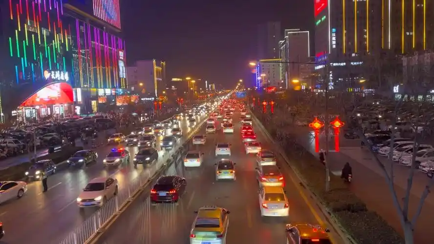 2022年12月31日,邯郸天鸿广场门口,车水马龙.