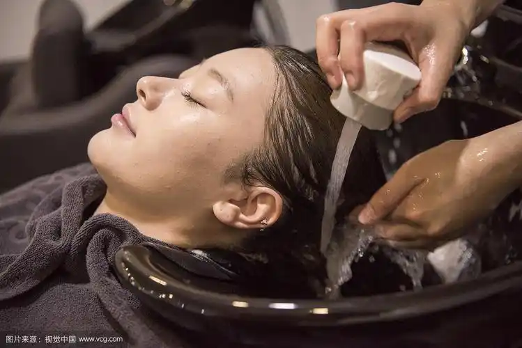 在发廊洗头发的女人