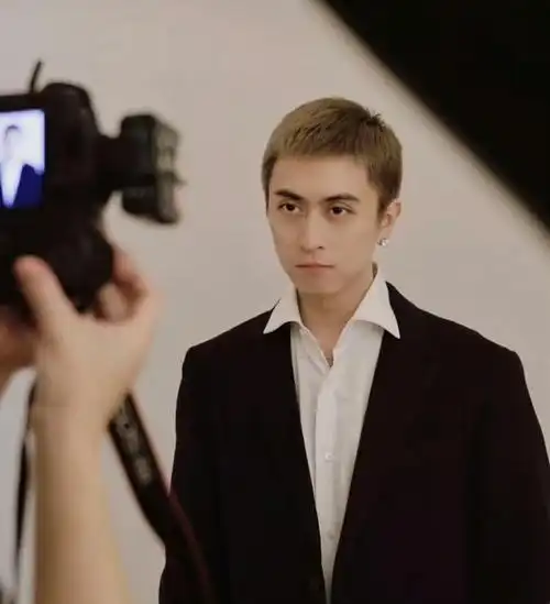 娱乐圈未解之谜!狗仔曝戏骨张鲁一消失,沪上皇秦奋深陷桃色绯闻