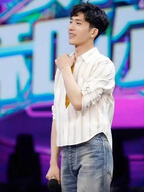 何炅发文送祝福井柏然生日,一个细节看出两人亲如兄弟,关系真铁!