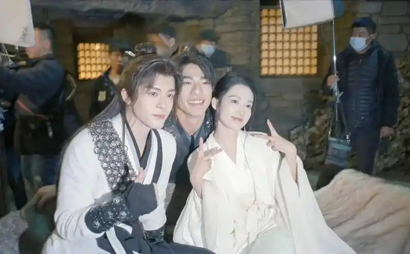 4娱乐瓜:赵丽颖李现杨紫成毅杨洋李沁罗云熙陈哲远赵今麦_大片_舞台