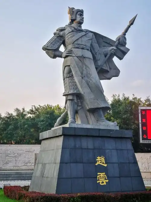 古城中心子龙广场的赵云石雕像